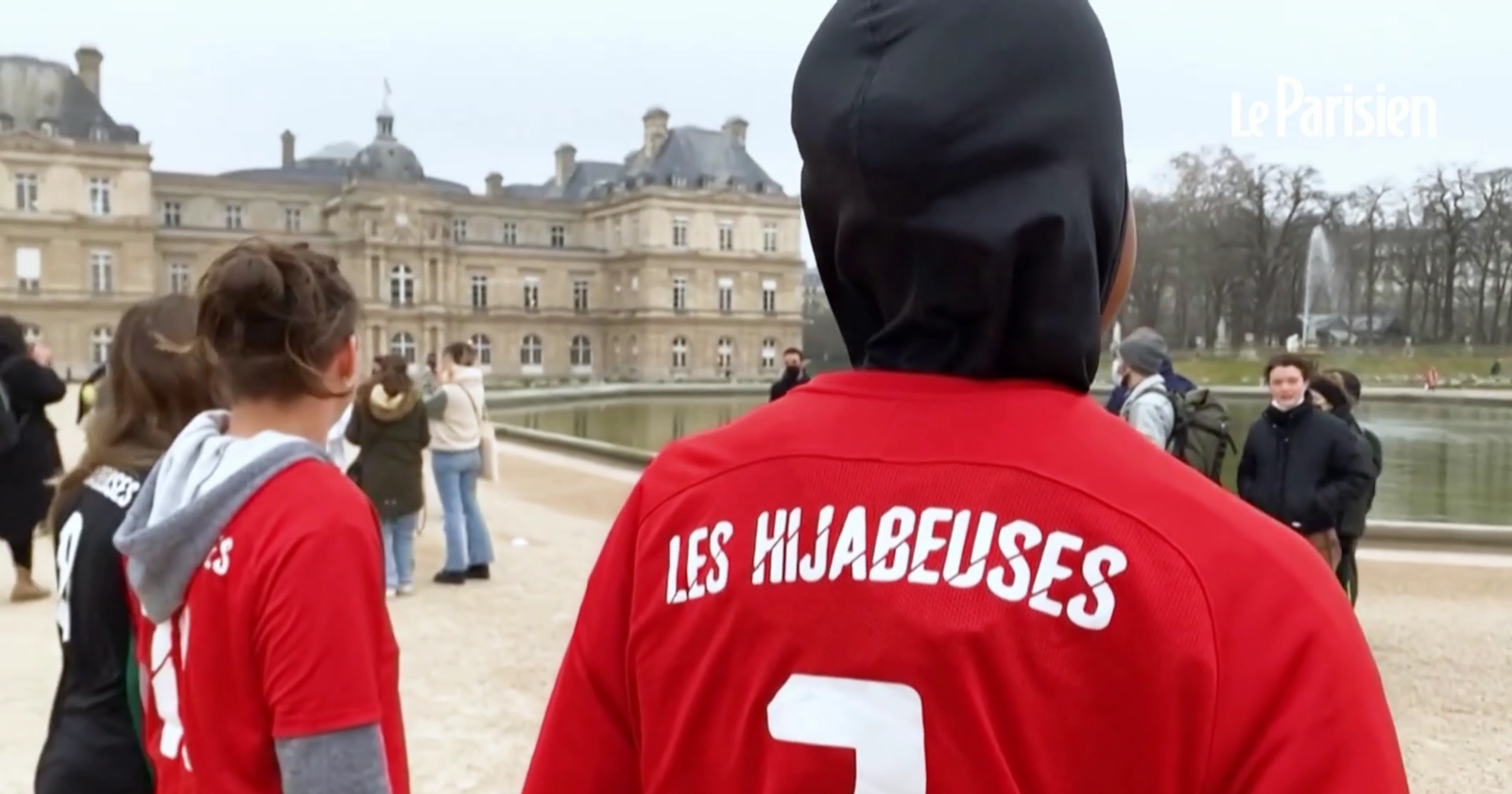 VIDEO.  They play soccer for the Senate against the ban on wearing the veil in competition