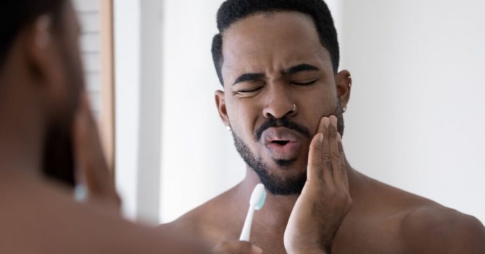 7 remèdes naturels pour calmer les maux de dents (sans utiliser de médicaments)