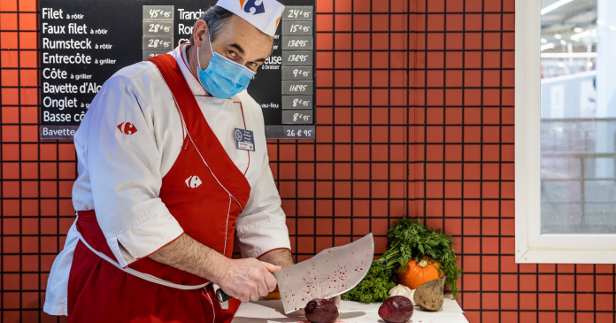 Carrefour experiments with vegetable corner in traditional butcher shop

