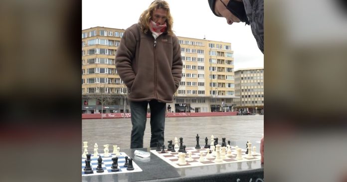  VIDEO.  Laurent, homeless person and chess genius, confronts passers-by every day in Brussels

