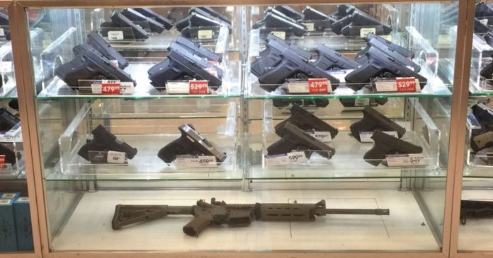 États-Unis : un fabricant d'armes devra indemniser les familles des victimes d'une tuerie