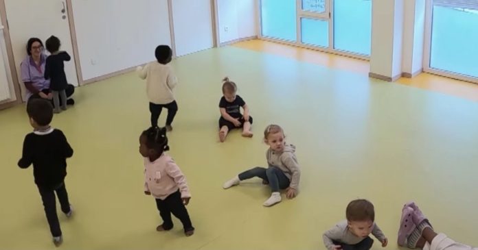  VIDEO.  The children in this nursery evolve in a room without furniture or toys.  And they love it.


