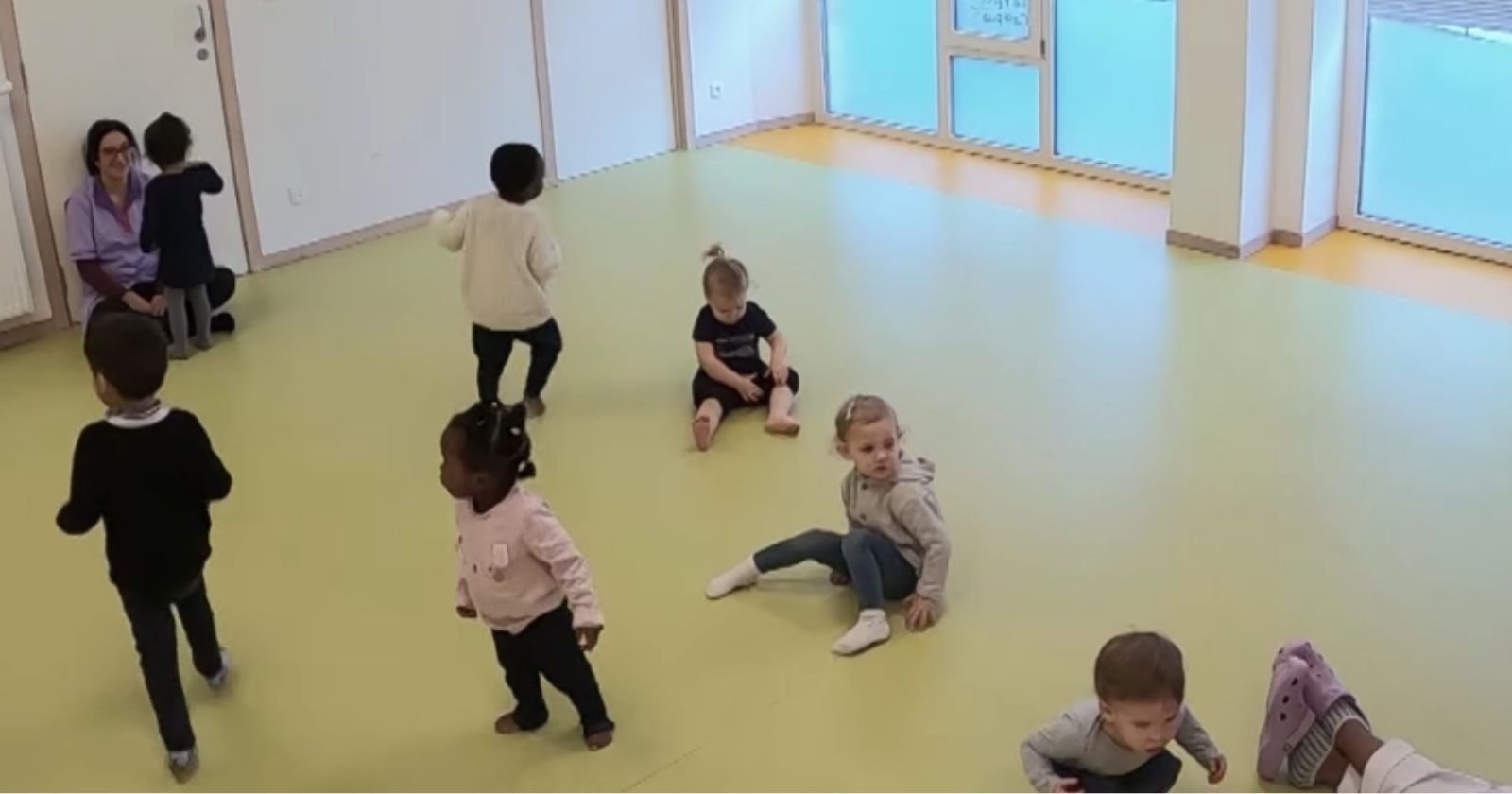 VIDEO.  The children in this nursery evolve in a room without furniture or toys.  And they love it.