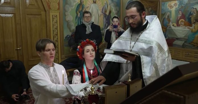  VIDEO.  War in Ukraine: Couple advances their wedding day and joins the resistance

