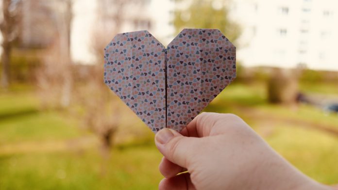 Origami in the shape of a heart: a personalized and easy-to-make gift for Valentine's Day

