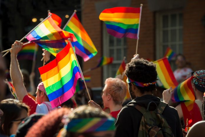 États-Unis : La proportion de la population s’identifiant comme LGBTQ+ a doublé en 10 ans