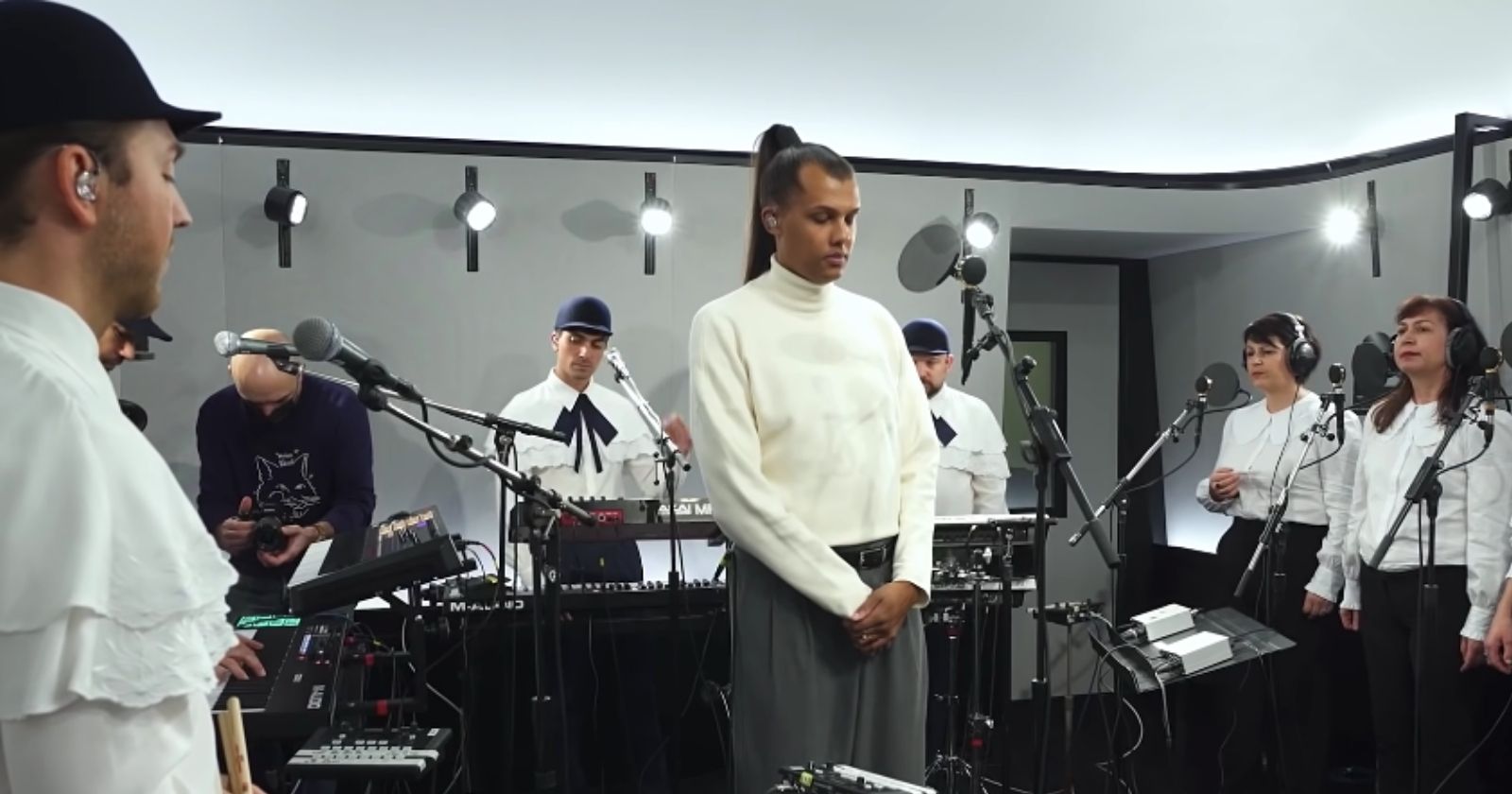 VIDEO.  Stromae plays "L'Enfer" accompanied by Bulgarian singers: stunning
