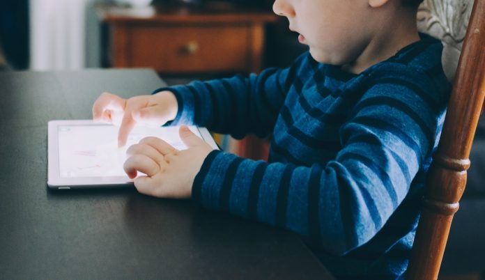  Children addicted to screens: the 'evil of the century'?  Science puts it into perspective.

