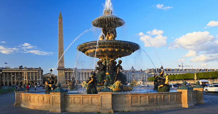 With the help of the police, she gives birth to her daughter in the middle of the Place de la Concorde

