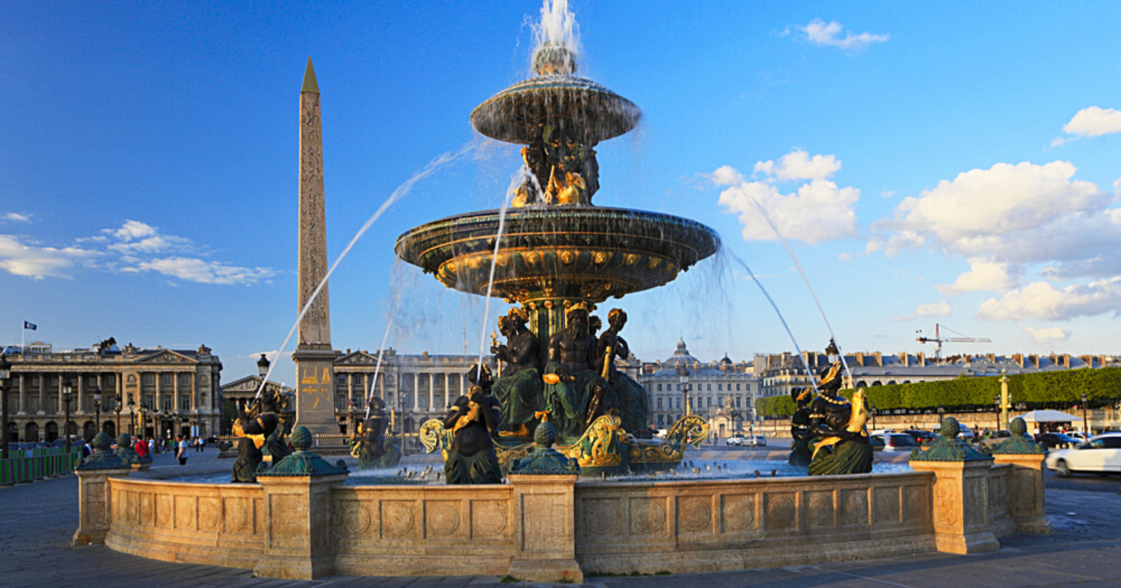 With the help of the police, she gives birth to her daughter in the middle of the Place de la Concorde