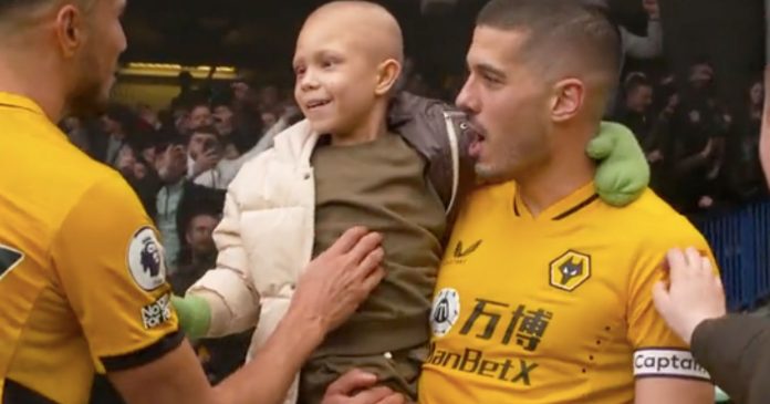  VIDEO.  This child has cancer and leaves with his favorite team's football shirts


