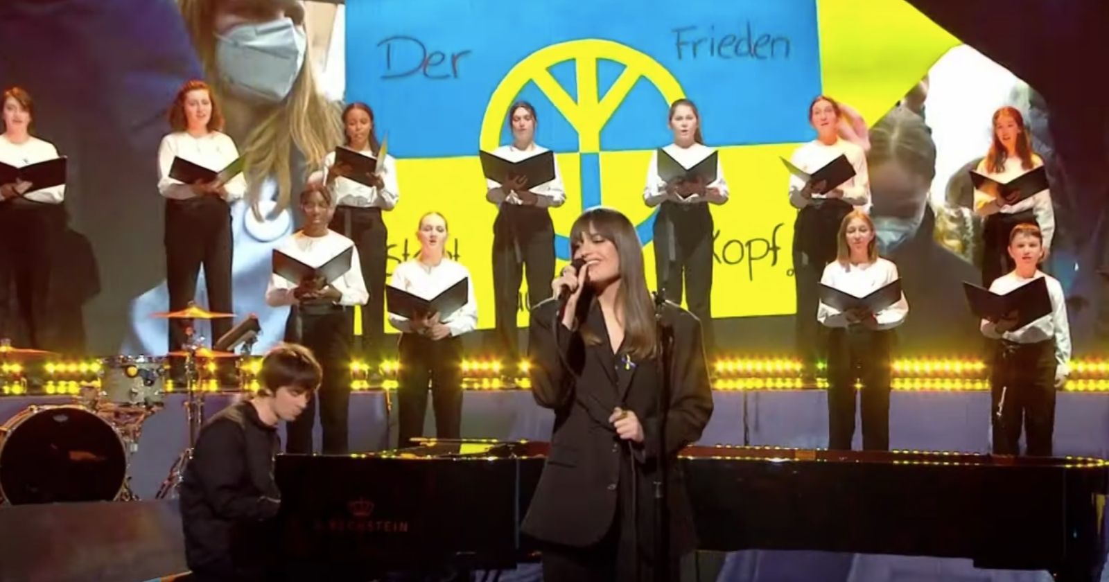 VIDEO.  Clara Luciani resumes "Imagine" in support of the Ukrainian people: a lively performance