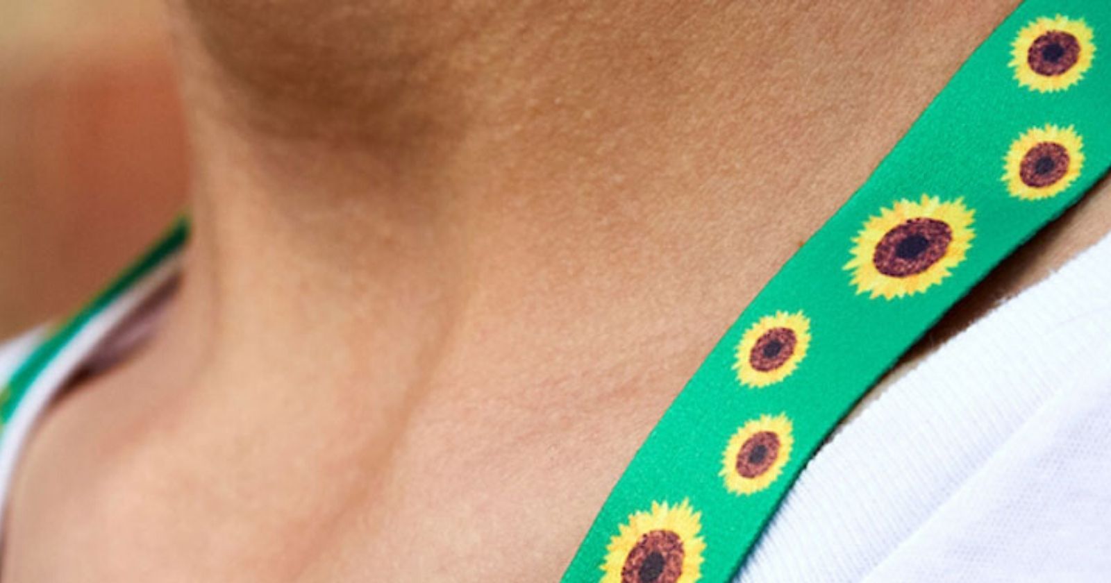 If you come across someone wearing a sunflower necklace, here's how to respond