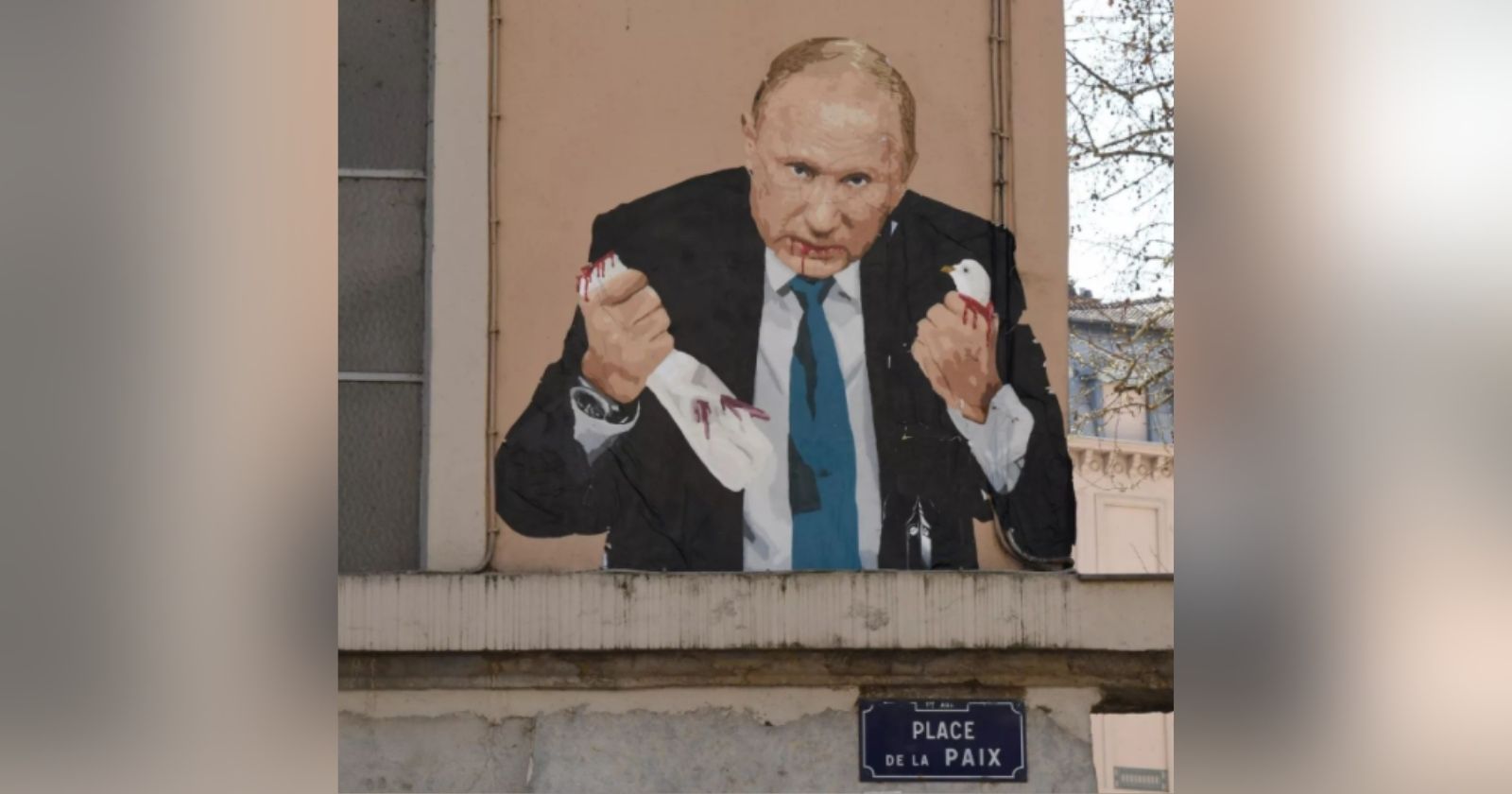 Lyon: a striking and symbolic collage with Vladimir Poutine installed place de la Paix