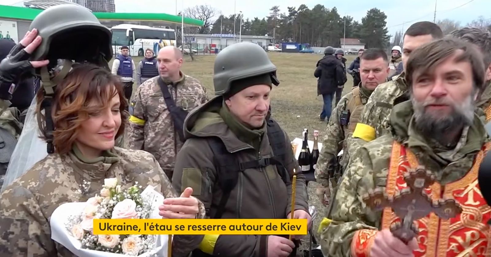 VIDEO.  Ukraine: On the front line, during a lull, an armed couple gets married