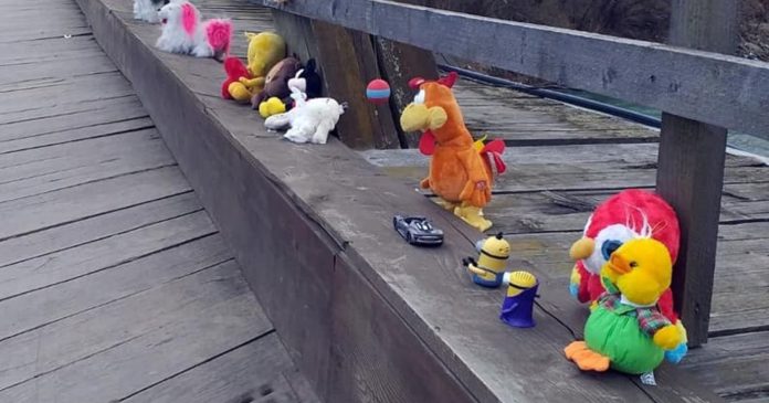 Romania: At the border with Ukraine, a toy bridge welcomes refugee children


