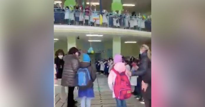  VIDEO.  Italy: Schoolchildren form a guard of honor for two Ukrainian children

