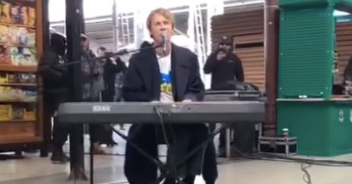 VIDEO.  At Bucharest train station, Tom Odell welcomes Ukrainian refugees by singing 