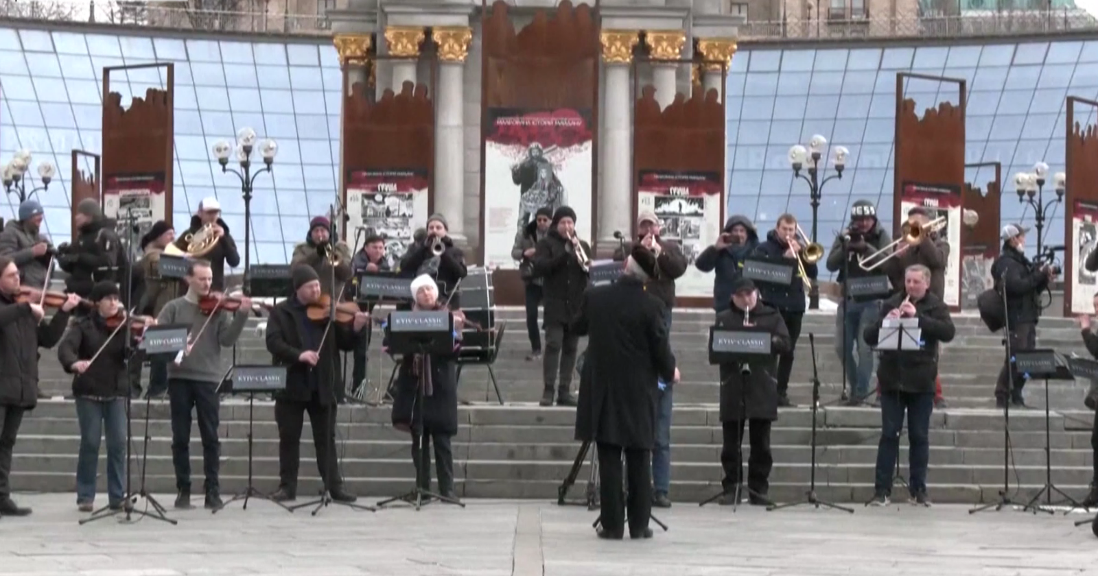 VIDEO.  In the midst of the war, the Kyiv Classical Orchestra plays "for peace" in Maidan Square