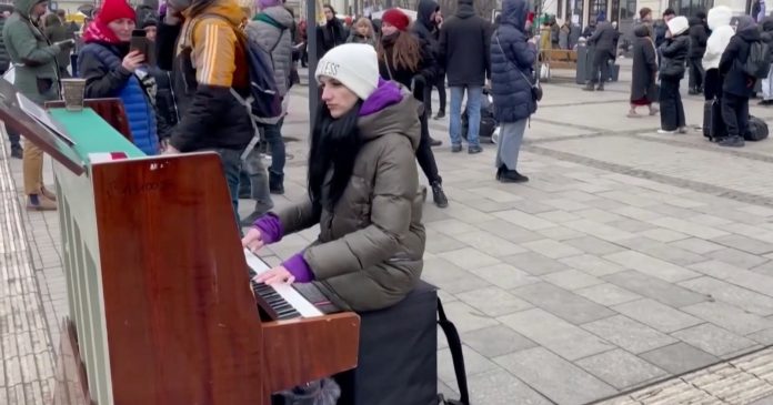  VIDEO.  Ukraine: on the forecourt of the Lviv station, she plays 