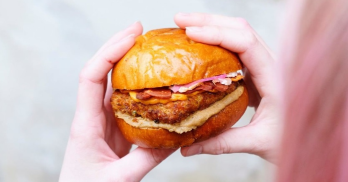 Chef Alain Ducasse opens a 100% vegan burger counter in Paris


