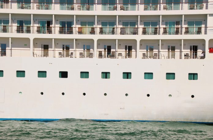 Even if it means disappointing her customers, a cruise line entrusts one of its boats to 1,500 Ukrainian refugees

