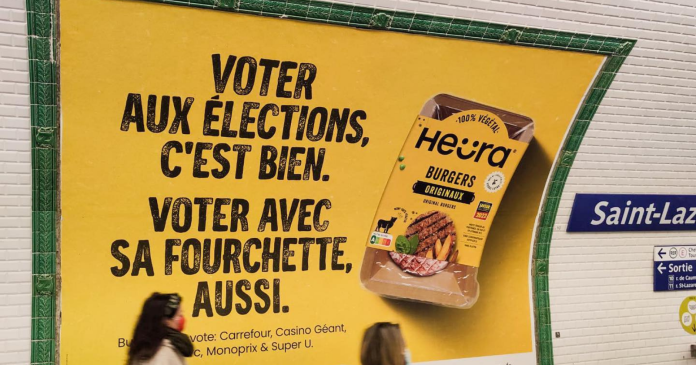In the Paris metro, Heura invites the French to vote with their 