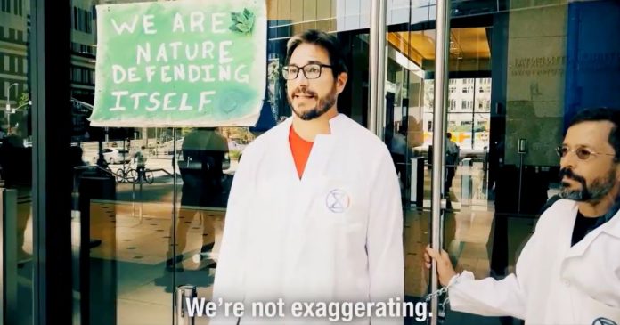  VIDEO.  Climate: Desperate, a NASA scientist chains himself to the doors of a large bank

