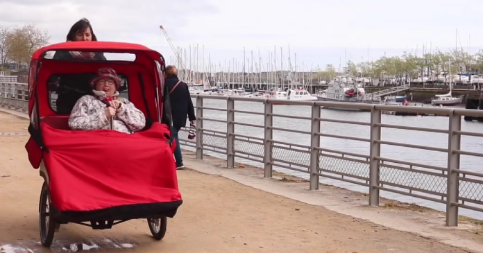  VIDEO.  To break the isolation, this association transports the elderly by tricycle

