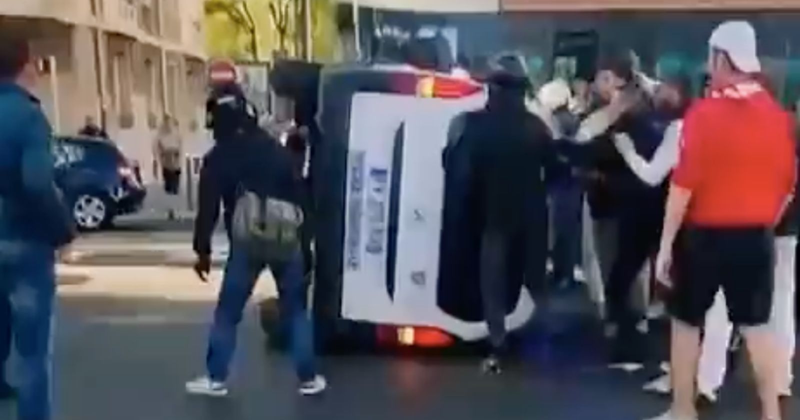 VIDEO.  United and responsive, young people from Marseille help troubled police officers