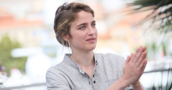 Adèle Haenel walks away from the cinema because there is 