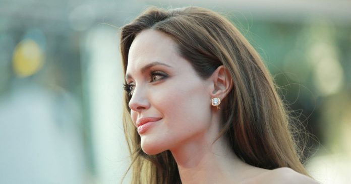 Angelina Jolie defies Russia and travels to Lviv, Ukraine, bordering Poland

