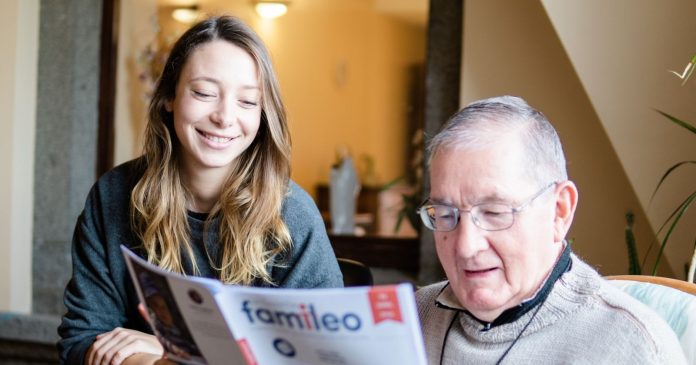 Famileo: discovery of a family and personalized newspaper that makes our elderly happy

