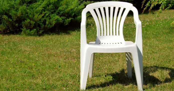 How do you get yellowed garden furniture back to the surface?  Here are three natural tricks.

