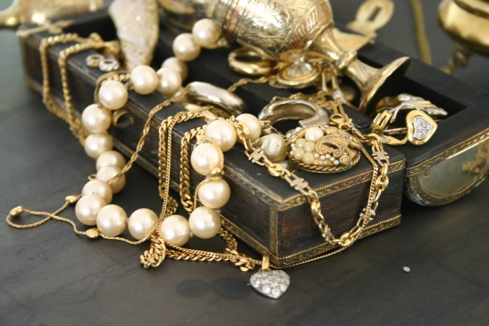 Second-hand: vintage and antique jewelry get a new life


