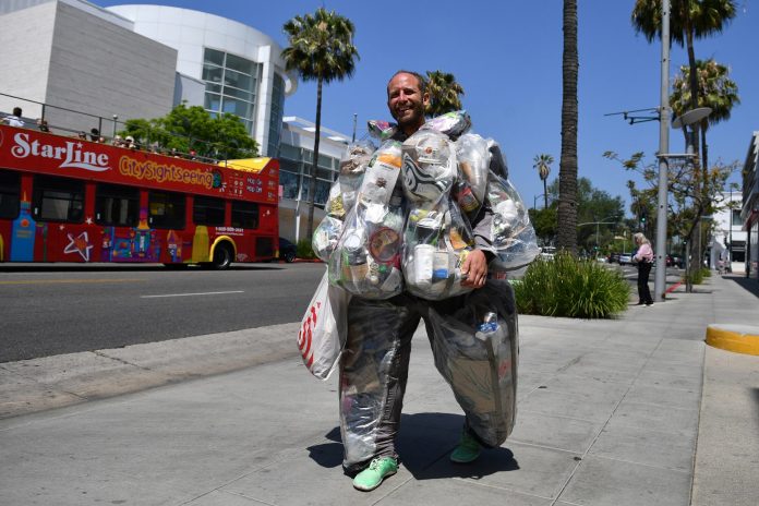 United States: To denounce overconsumption, he carries all his waste with him for 30 days

