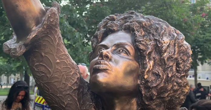  VIDEO.  Paris inaugurates the first statue of a black heroine

