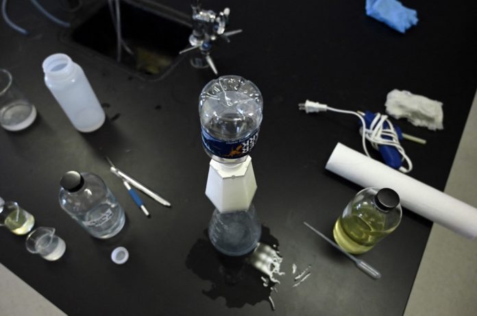 Washington: High school students invent cheap filter against lead in water

