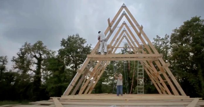 With her A-frame house of less than 50,000 euros, Elizabeth Faure inspires hundreds of French people

