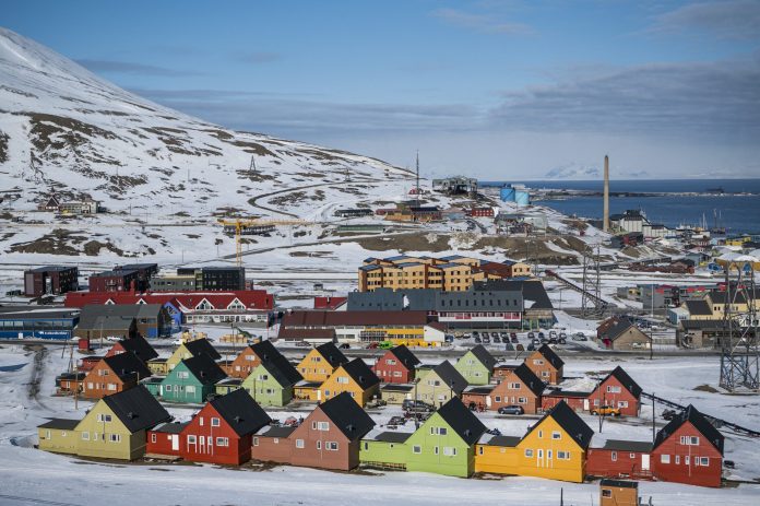 Arctic: how do you welcome tourists and protect the environment?

