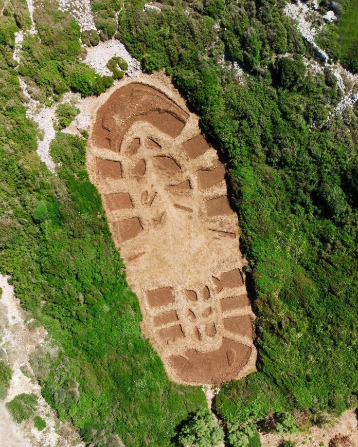 Greece: this giant footprint symbolizes the destruction of nature

