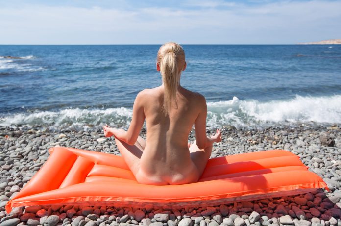 2.1 million French naturists: why so much enthusiasm for a life without clothes?


