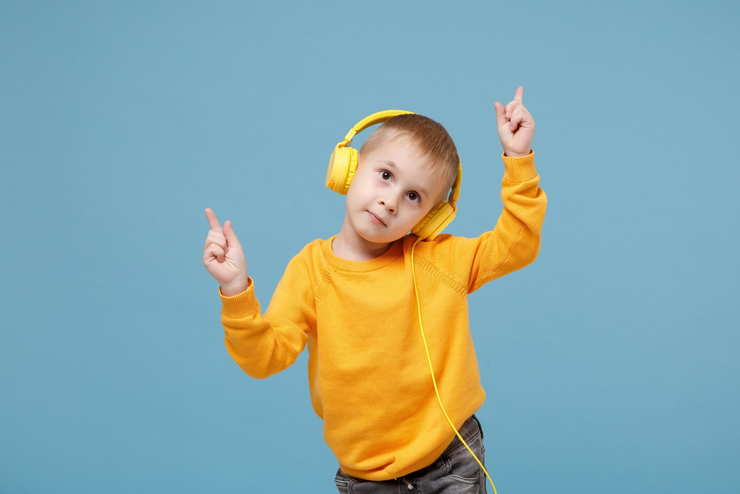 Educational, funny and inspiring, discover four podcasts to listen to with your kids this summer