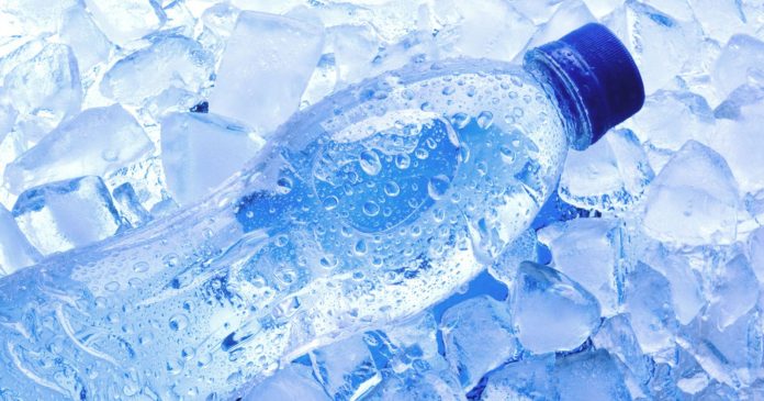 Heat wave: how to cool a bottle of water without a fridge?


