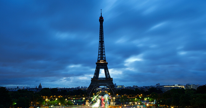  The Eiffel Tower quickly shrouded in darkness?  The hypothesis is on the table.


