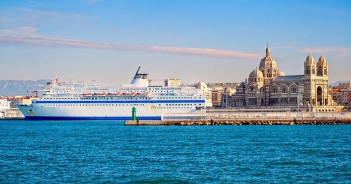 “We are suffocating”: with this petition, Marseille wants to hunt the most polluting ships

