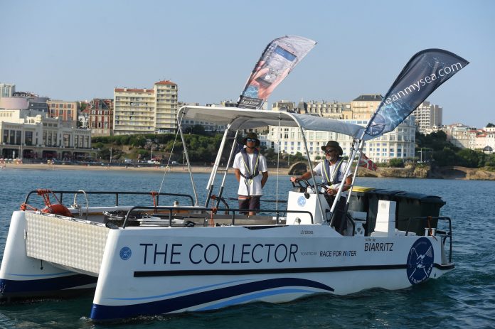 This boat is equipped with a treadmill and collects floating waste in Biarritz

