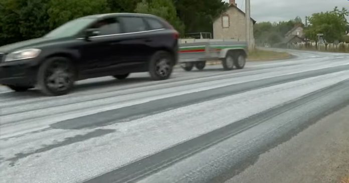 VIDEO.  In Brittany, lime milk is poured onto the roads to lower the temperature

